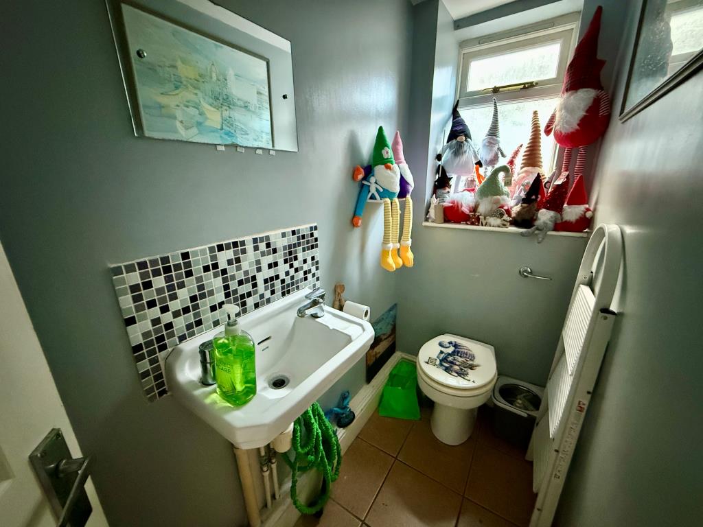 Lot: 152 - FREEHOLD RESIDENTIAL INVESTMENT - Maisonette - ground floor - W.C.